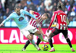 Ruiz de Galarreta y Nico Williams disputan un balón con Borja Iglesias en el partido del domingo en Balaídos. El delantero del Celta pasó desapercibido.