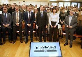 De izquierda a derecha: Juan Carlos Abascal, viceconsejero de Planificación Territorial; Miguel de los Toyos, viceconsejero de Vivienda; Denis Itxaso, consejero de Vivienda y Agenda Urbana; el lehendakari Imanol Pradales, Esther Apraiz, presidenta de Eudel y Jon Bilbao, concejal de Regeneración Urbana en el Ayuntamiento de Bilbao.