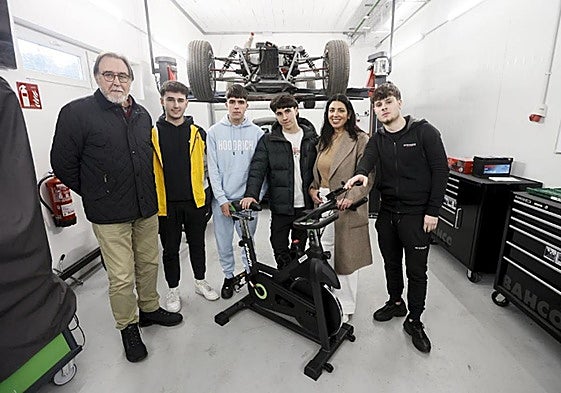 Agustín Cuadrado, Marisol Mata y cuatro de los alumnos posan con la bici que están desarrollando.