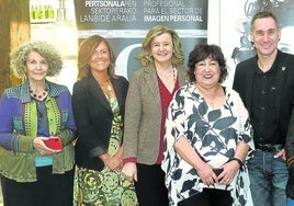 Izaskun Artetxe, Cristina Múgica, Teresa Laespada, Cristina Oñate, Iker Casanova, Susana González e Isabel Muela.