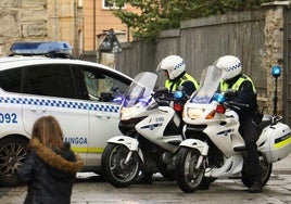 Agentes locales en una calle de Vitoria.