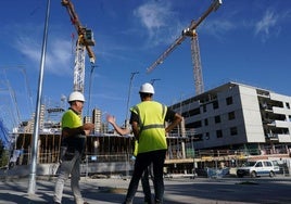 Operarios en la construccion de viviendas en Berango.