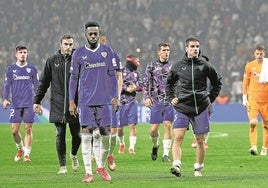 Los jugadores del Athletic salen del campo tras completar el peor partido de la temporada.