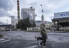 Exterior de la fábrica de Guardian tras el anuncio del cierre ayer