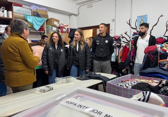 Un momento de la visita de las y los futbolistas a la obra social de Berkah.