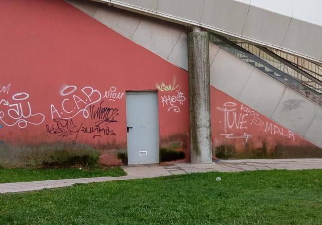 Otras pintadas en las paredes cerca de la estación de metro de Astrabudua.