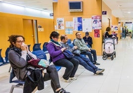 Pacientes en una sala de espera en una imagen de archivo.