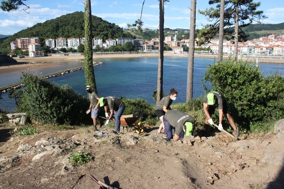 Los voluntarios han trabajado en auzolan en las excavaciones de Garraitz, en Lekeitio.