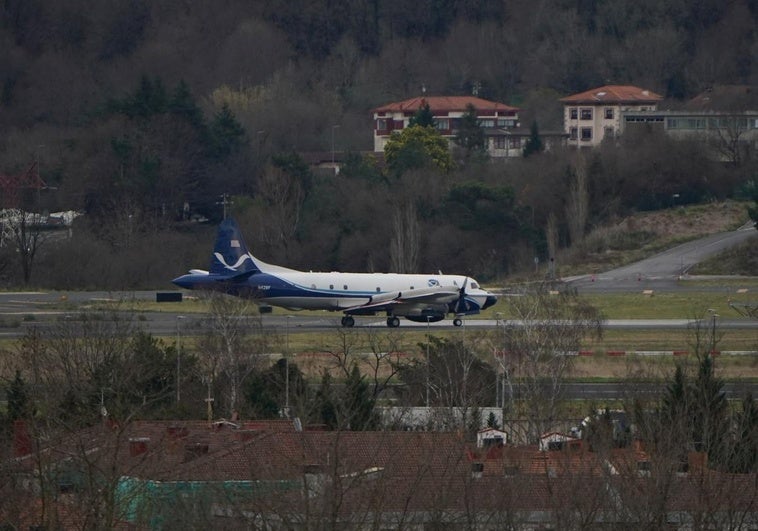 El avión cazahuracanes, despega de Loiu.