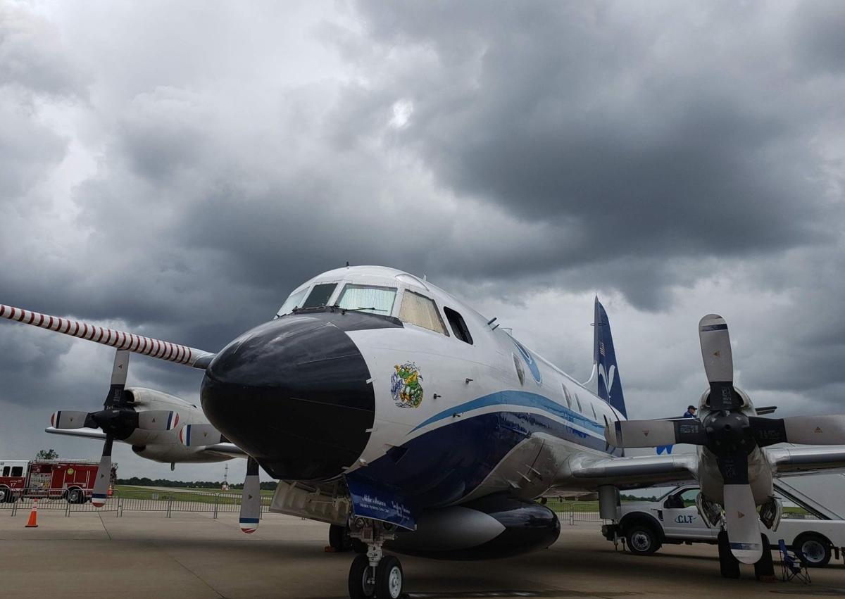 Imagen secundaria 1 - Despega de Loiu en dirección al ojo de la borrasca &#039;Eowyn&#039; el avión cazahuracanes