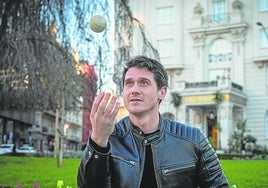 Enaitz Olaeta lanza una pelota en la Plaza Moyua de Bilbao.