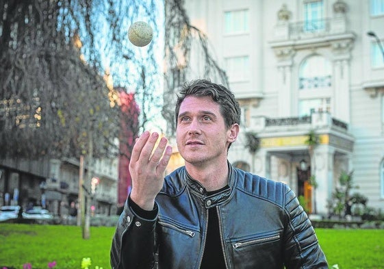 Enaitz Olaeta lanza una pelota en la Plaza Moyua de Bilbao.