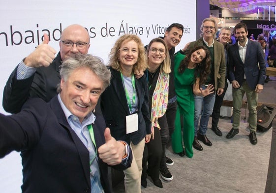 Joseba Fiestras, Cristina González y María Nanclares con los nuevos embajadores en FITUR.