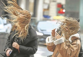 'Éowyn' eleva a naranja la alerta por viento para este domingo: evitar cornisas, andamios, no ir al monte...