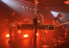 Beko (bajo), Unai (batería), Anero (voz, teclas) y Michi (guitarra) entre luz infernal.