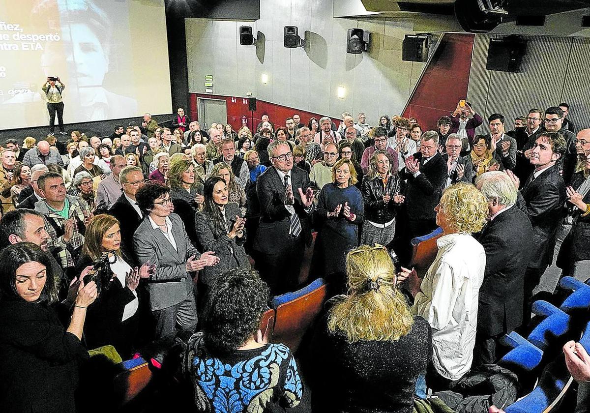 Ana Iríbar, en el centro de blanco, escucha la larga ovación que puso punto final al documental sobre Ordóñez.