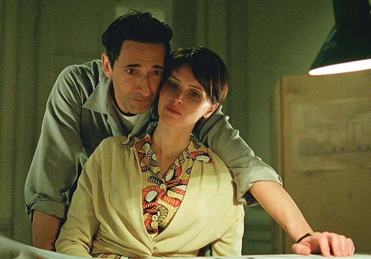 Adrien Brody y Felicity Jones protagonizan la película 'The Brutalist'.