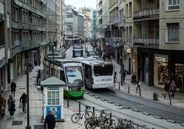 El pavimento de la calle General Álava muestra un aspecto irregular tras las últimas obras.