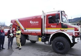 Ager Izagirre, diputado foral de Administración Pública y Relaciones Institucionales, en el parque de bomberos de Zalla