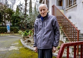 Ignacio Pujana, en el jardín de la residencia de los Marianistas en la plaza de Lovaina.