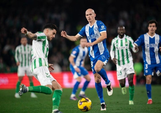 Jon Guridi pugna por un balón con Marc Bartra en el último partido contra el Betis.