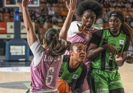 Mbaka busca la canasta ante dos jugadoras del Joventut y la atenta mirada de Mununga.