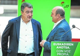 Aitor Esteban y Andoni Ortuzar conversan durante un acto del PNV para las elecciones generales de 2023.