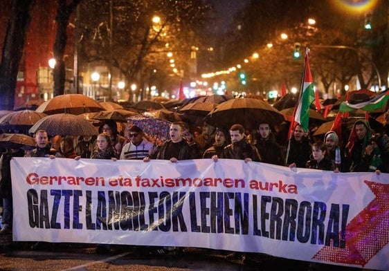 La manifestación ha recorrido el centro de Bilbao bajo la lluvia.