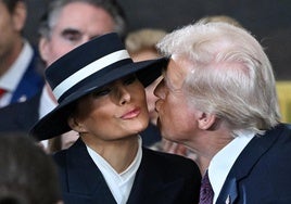 El presidente electo de EE UU, Donald Trump, saluda a su esposa, Melania, al llegar al Capitolio.