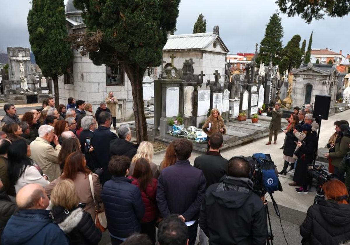 Consuelo Ordóñez dirigiéndose a los amigos, ciudadanos y representantes institucionales que han acudido este sábado al cementerio de Polloe en San Sebastián.