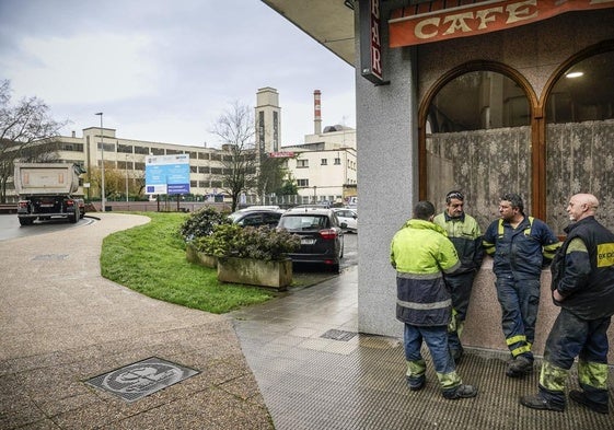 Trabajadores de Llodio descansan en una cafetería, con Guardian al fondo.