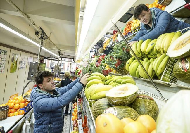 Endika Aldama suministra fruta a Guardian y también a sus operarios.