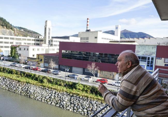 Javier Barañano observa la fábrica desde su balcón.