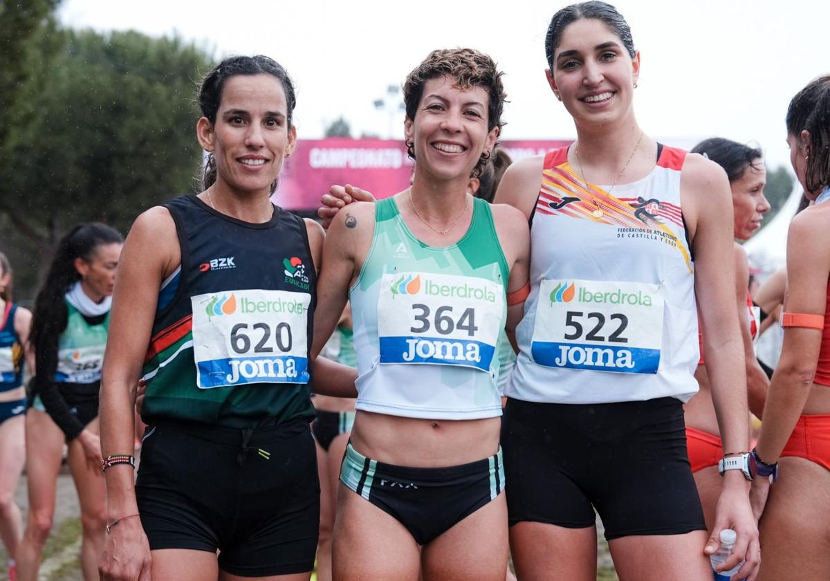 Majida Maayouf posa tras la prueba con Carolina Robles (oro) y Ángela Viciosa (bronce).