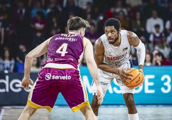 Trent Forrest, con el balón frente a Villar.