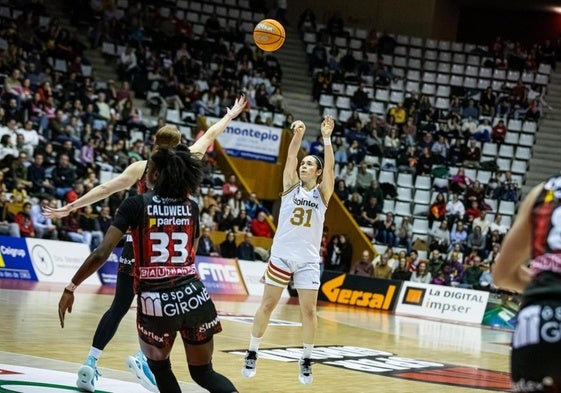 Ariztimuño lanza a canasta en el partido contra el Girona disputado en Fontajau.