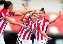 Las futbolistas rojiblancas celebran el gol que les dio la victoria en Valencia.