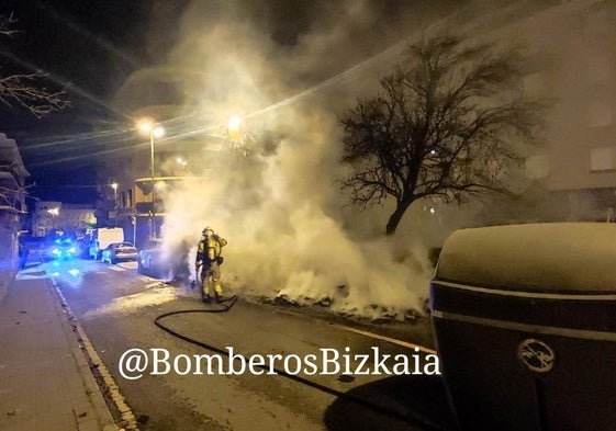 Los Bomberos trabajan en la zona de Getxo afectada por el incendio de contenedores.