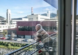 Javier Barañano, jubilado de Guardian, observa la fábrica desde el balcón de su casa.