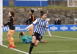 Sanadri celebra un gol en Ibaia contra el Valencia.