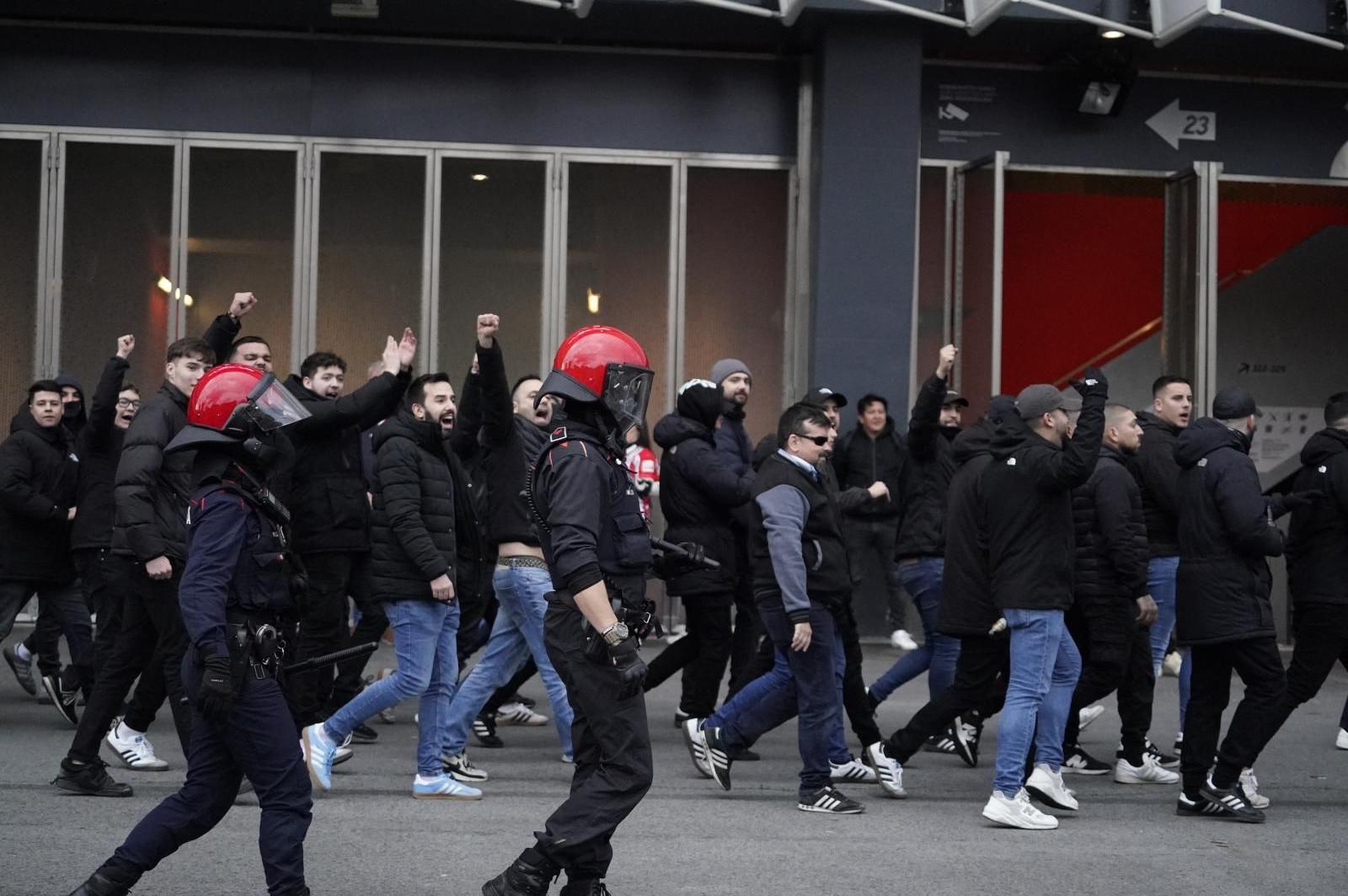 Ultras del Leganés escoltados por la Ertzaintza en su entrada a San Mamés