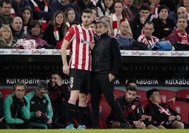 Ernesto Valverde dando órdenes a Sancet antes de saltar al césped.