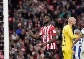 Iñaki Williams se desespera tras una ocasión desperdiciada.