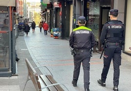 Un agente de la Policía Municipal junto a uno de la Ertzaintza en una calle de Basauri.