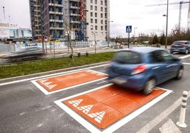 Reductores de velocidad que se han instalado en la rotonda entre la Avenida de Zabalgana y Océano Pacífico