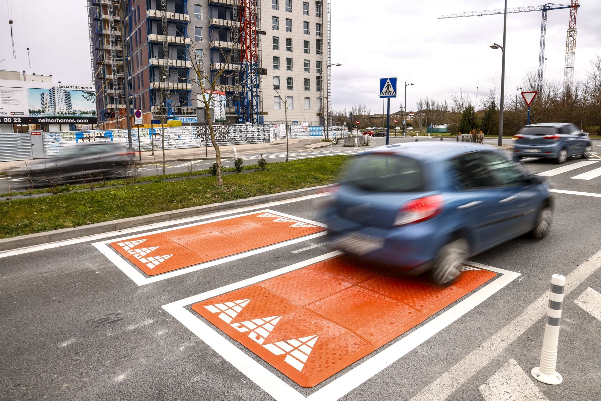 Reductores de velocidad que se han instalado en la rotonda entre la Avenida de Zabalgana y Océano Pacífico