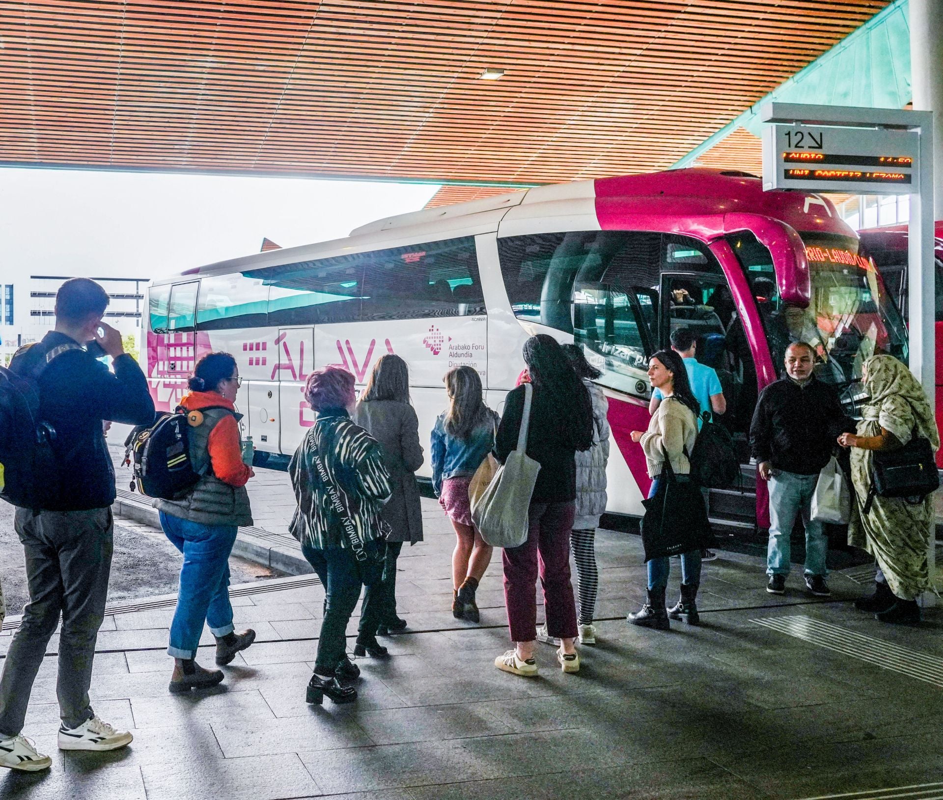 Usuarios de un autobús de Alavabus.