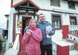 Naiara y Asier, frente al caserío que compraron en 2007 en Erandio.