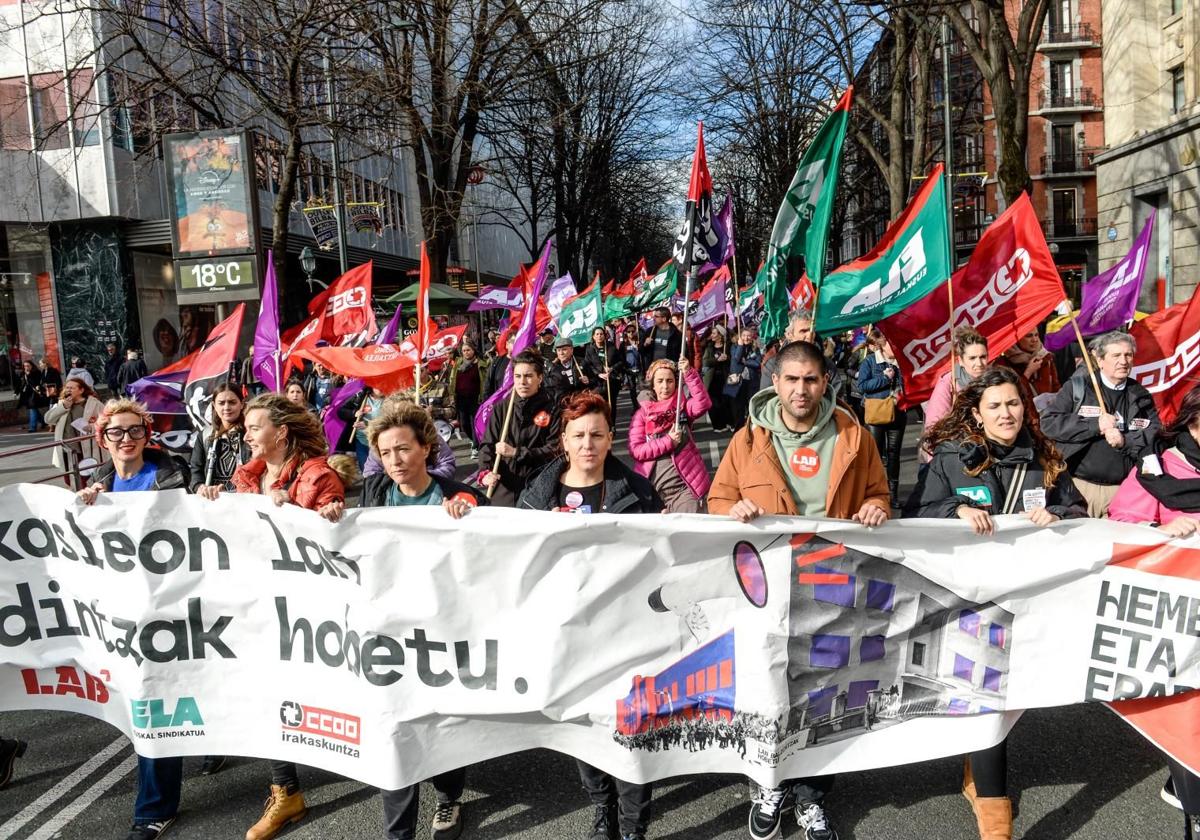 Pasa den asteko manifestazioan 8.000 inguru irakasle bildu ziren Bilbon.