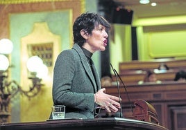 La ministra de Seguridad Social, Elma Saiz, durante la defensa de la última reforma de las pensiones el miércoles en el Congreso.